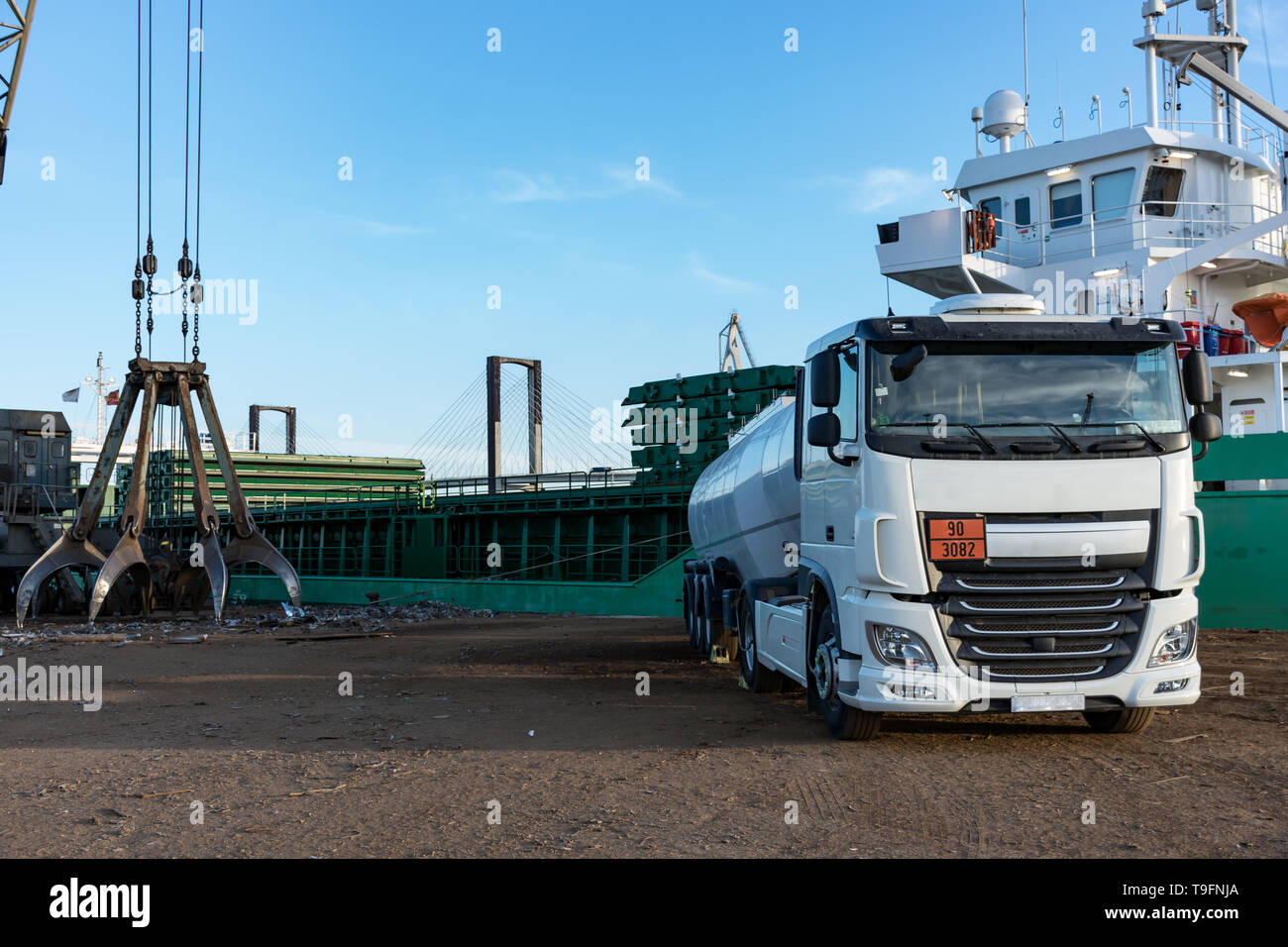 Verschiedene Jobs im Hafen, Metall Recycling. Stockfoto