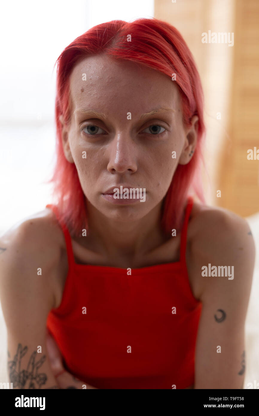 Skinny Frau mit Tattoos einsam und elend Stockfoto