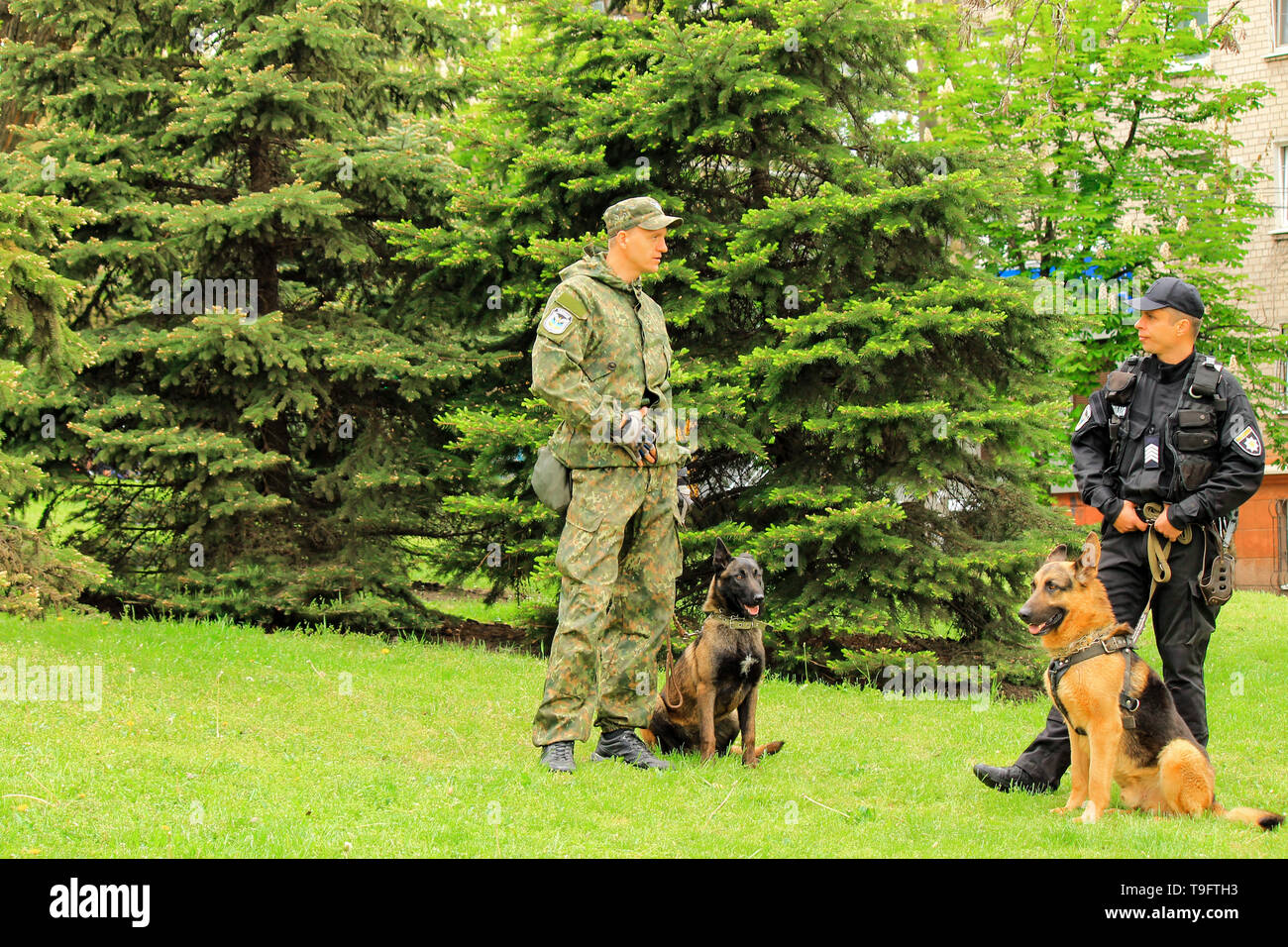 Dnipro Stadt, Dnepropetrovsk, Ukraine, 9. Mai 2018. Ukrainischer Polizei Hundeführer mit ausgebildeten Schäferhunde schützen die öffentliche Ordnung an einer Messe Event Stockfoto