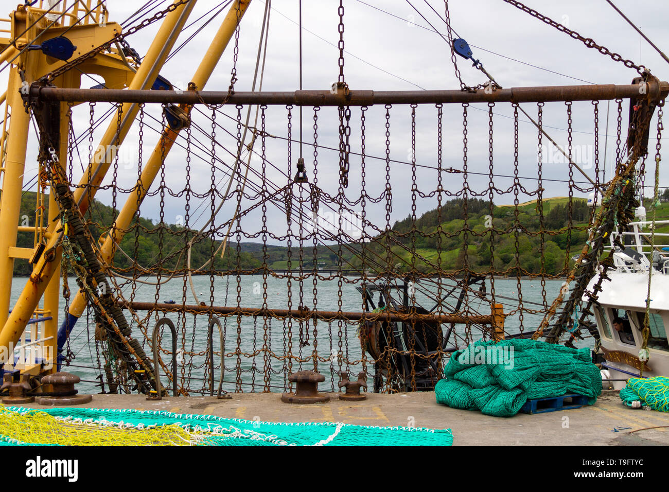 Beam trawler Ketten an den Auslegern angehoben Stockfoto