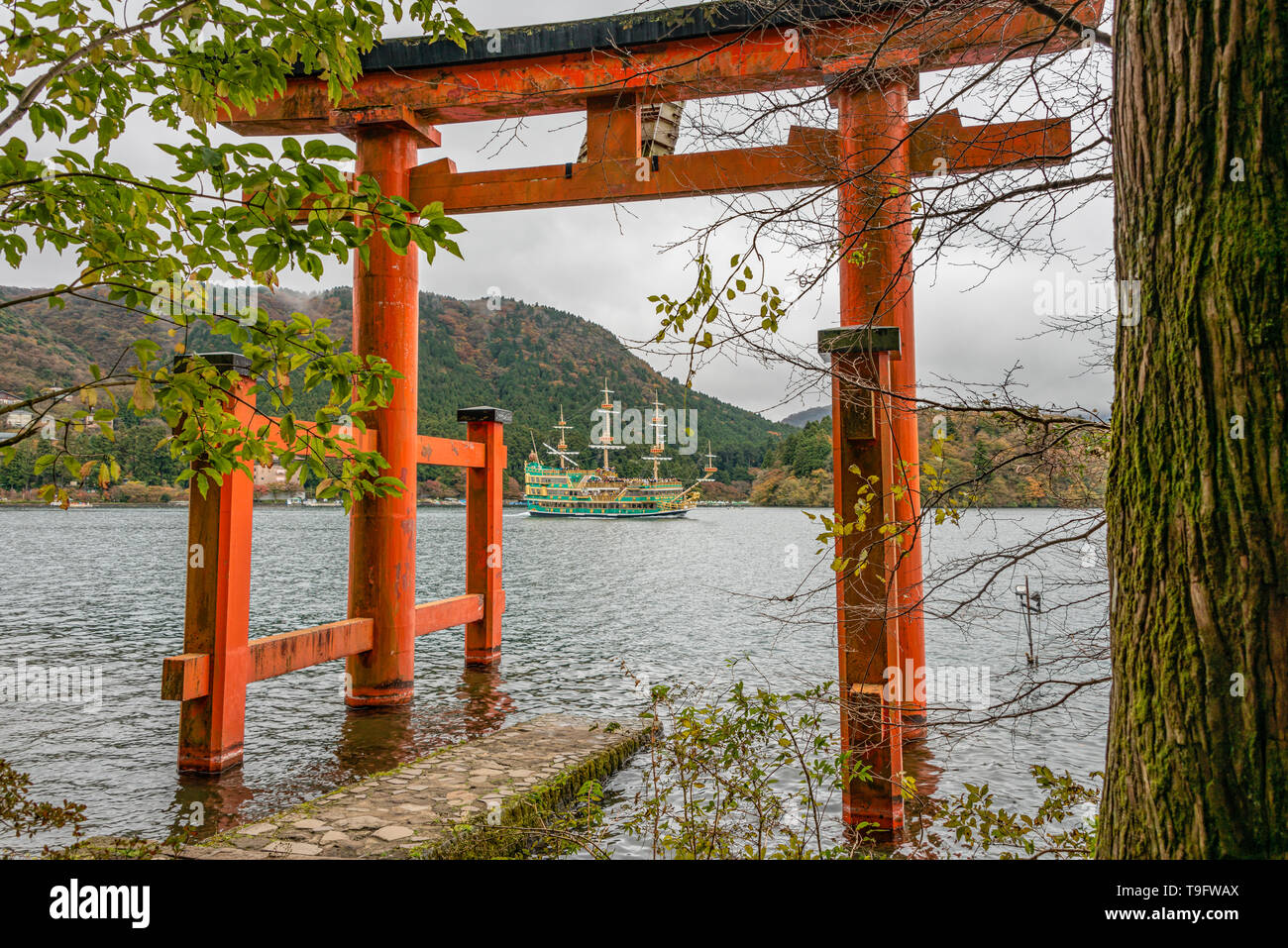 Hakone Shrine Tori am Lake Ashinoko, Hakone, Japan Stockfoto