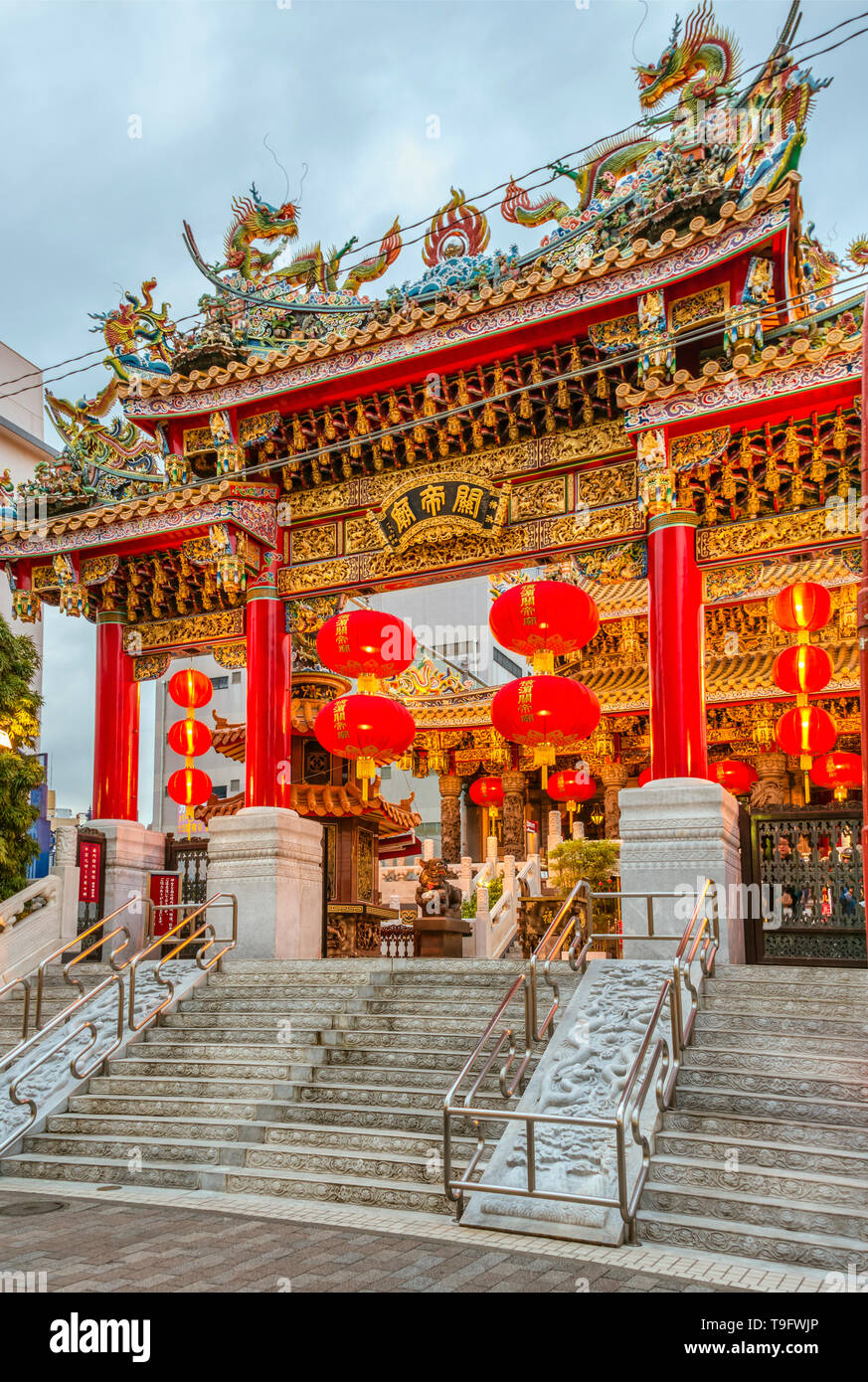 Beleuchtete rote Laternen am Eingang zum Kanteibyo Tempel, Chinatown Yokohama, Japan Stockfoto