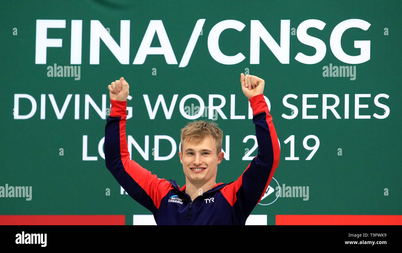 In Großbritannien Goldmedaillengewinner in der 3-m-Sprungbrett Jack Lacher auf dem Podium während der Tag zwei Der Diving World Series in London Aquatics Centre, London. Stockfoto