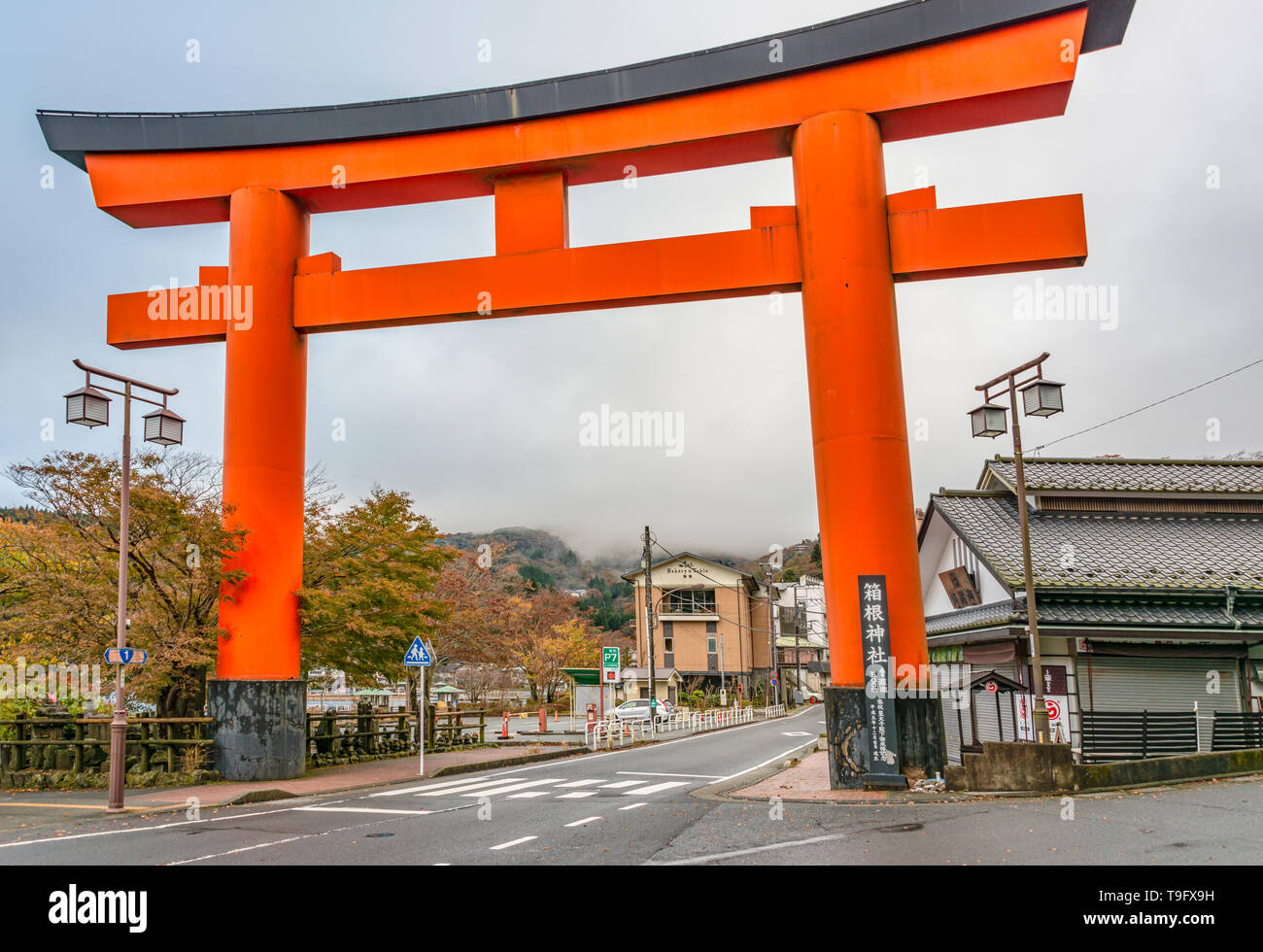 Tori-Tor am Stadteingang von Hakone am Lake Ashinoko, Hakone, Japan Stockfoto