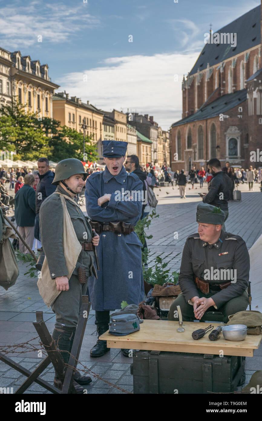 Krakau, Polen - 23. September 2018: Männer in polnischen Uniformen aus dem Zweiten Weltkrieg gekleidet Ich unter Touristen an den Krakauer Marktplatz Stockfoto