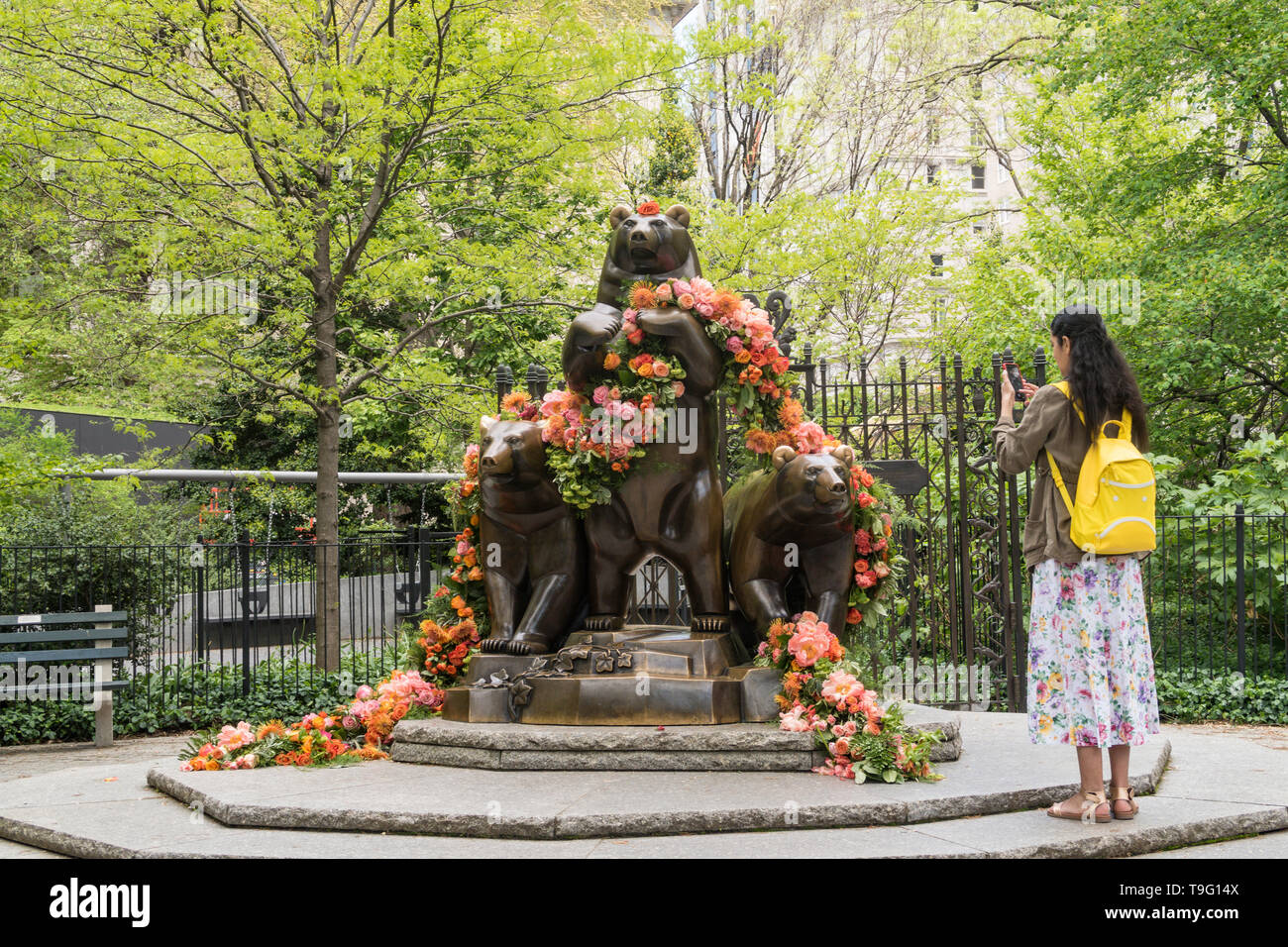 Die Gruppe der Bären Statue mit Frühlingsblumen, Central Park, NYC Stockfoto