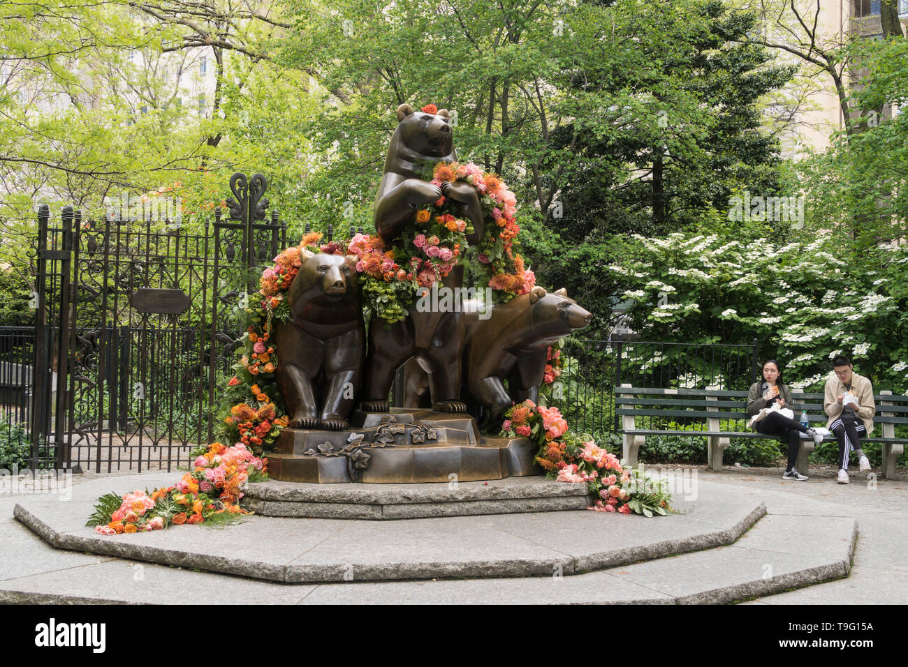 Die Gruppe der Bären Statue mit Frühlingsblumen, Central Park, NYC Stockfoto