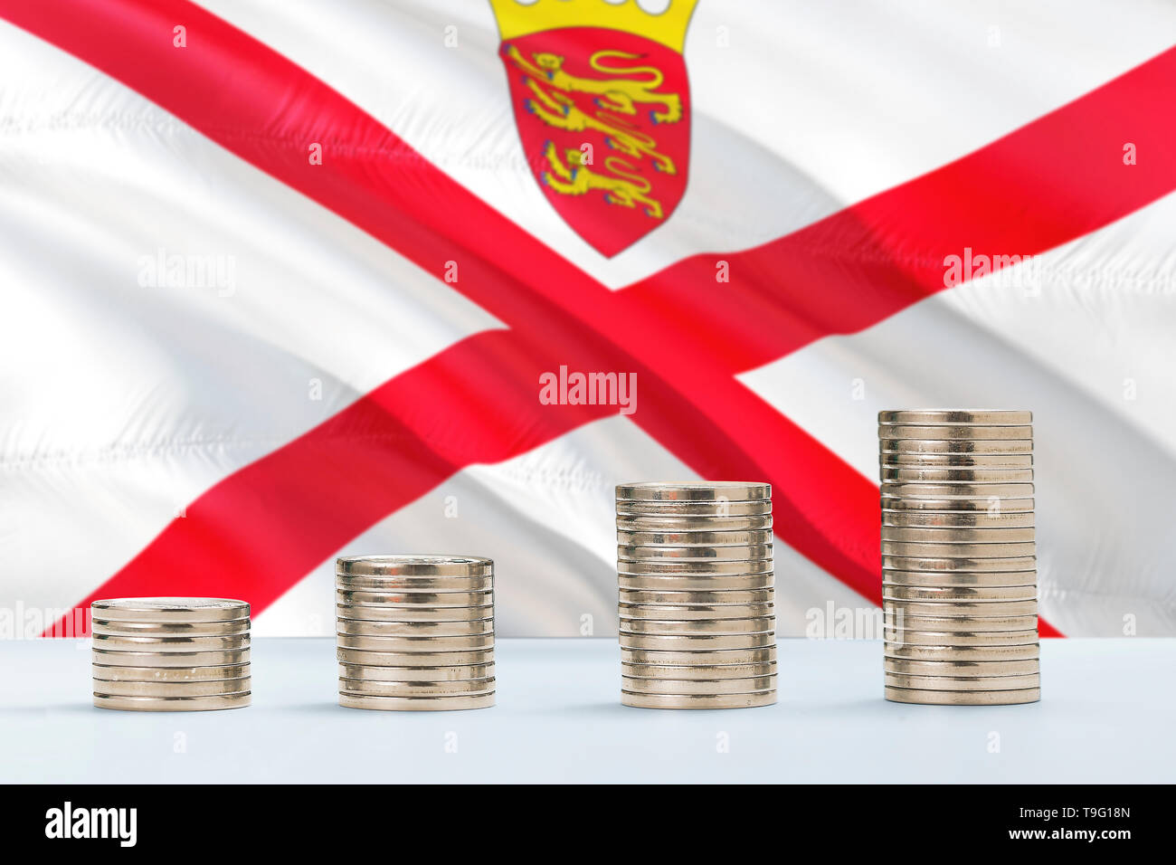 Jersey Flagge schwenkten im Hintergrund mit Reihen von Münzen, die für Finanzen und Business Konzept. Spart Geld. Stockfoto