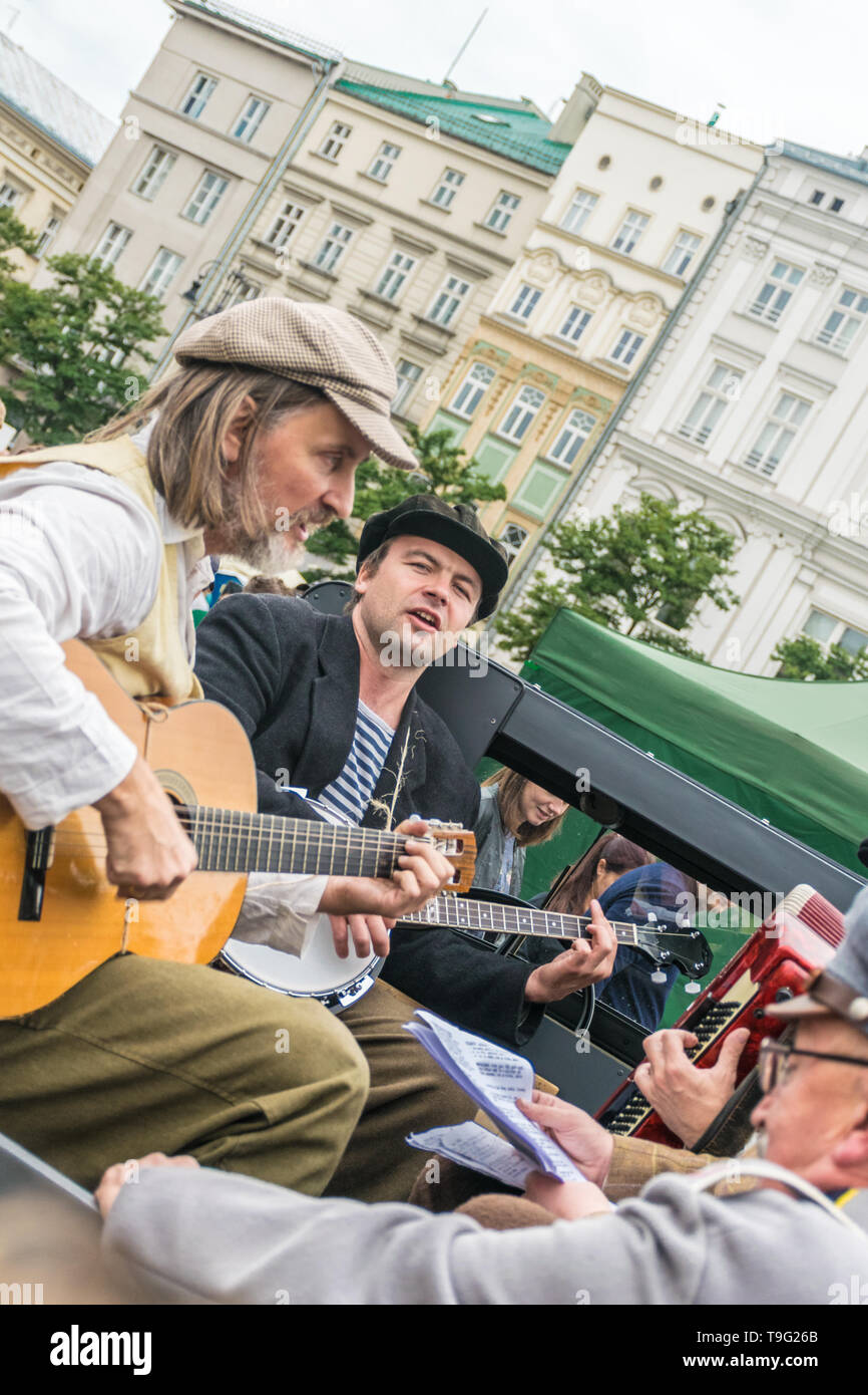 Krakau, Polen - 23. September 2018: die Musiker verkleidet als Bauern singen und Gitarre spielen, mit einer Band auf der Oberseite eines antiken Pickup Truck am Stockfoto