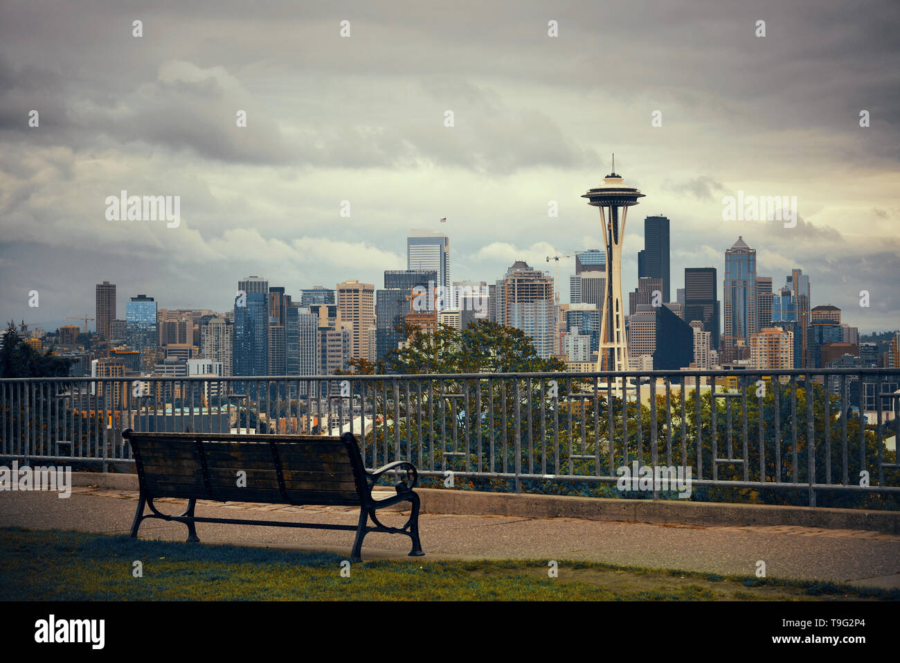 Seattle Stadtansicht von Kerry Park mit Stadtarchitektur und Bank. Stockfoto