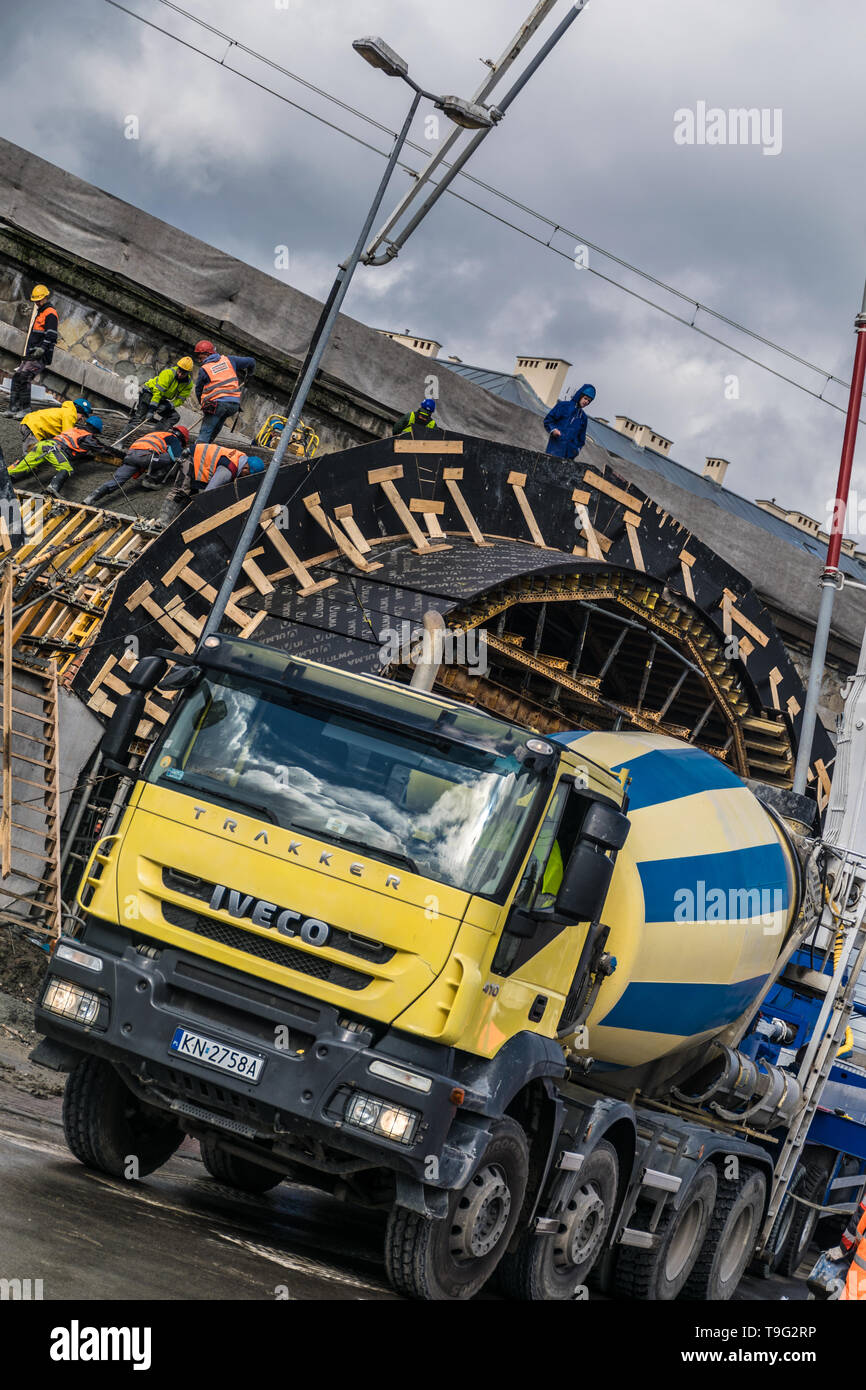 Krakau, Polen - 24. September 2018: Bauarbeiter, die Arbeiten an einem Tunnel Baustelle, mit konkreten Lkw auf der Straße Stockfoto