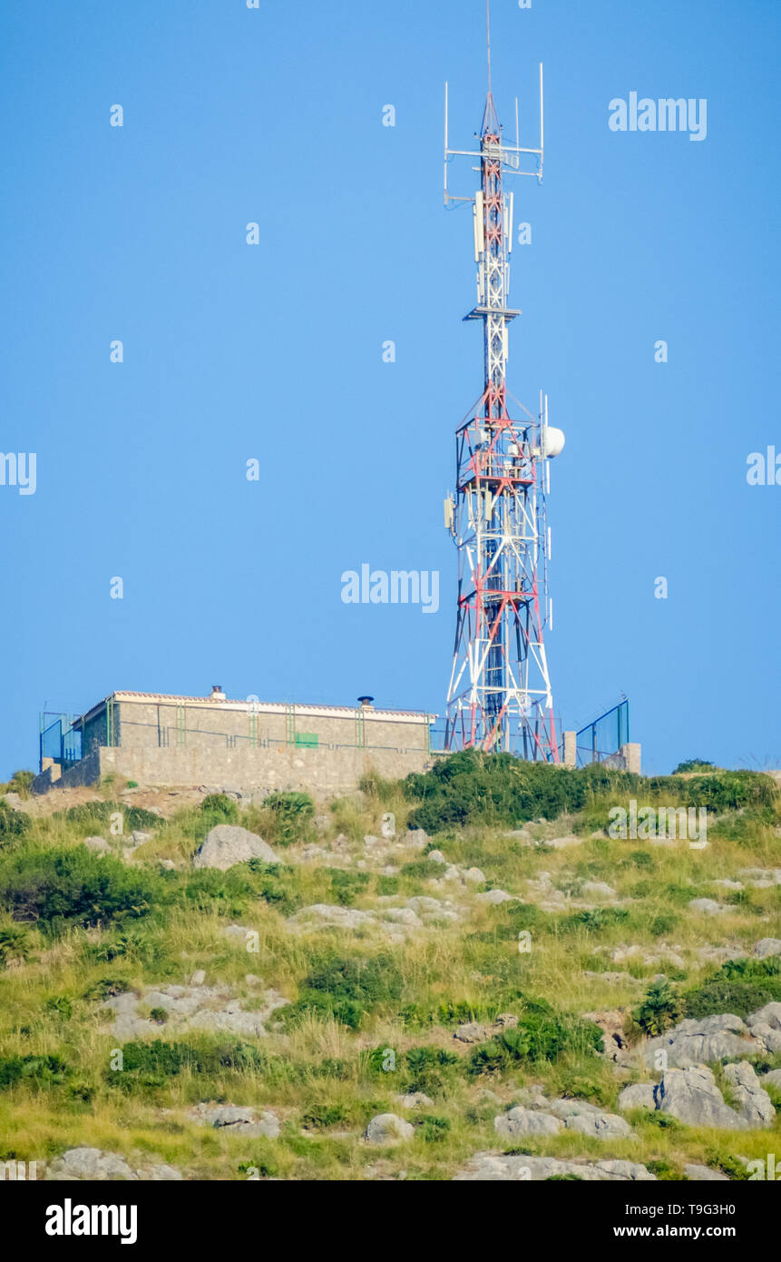 Ein stark zu und überlasteten Radio Base Station angemeldet ist in einer erhöhten Position für optimale Linie der Website Kommunikation Links entfernt. Stockfoto