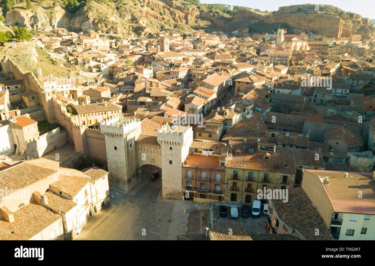 Luftbild der mittelalterlichen spanischen Stadt Daroca mit Tor Puerta Baja auf der wichtigsten Straße der Stadt Stockfoto