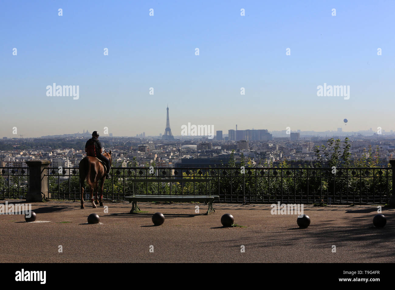 Cavalier promenant Sohn cheval dans le Parc de Saint-Cloud. Vue Sur Paris. /Reiter zu seinem Pferd im Parc de Saint-Cloud. Stockfoto