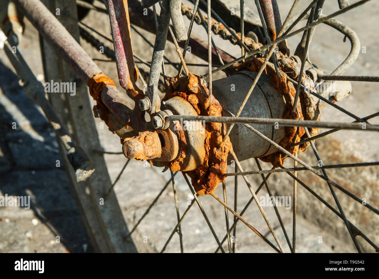 Ein Detail, das Bild des alten ungenutzten aufgegeben Fahrrad hinter sich gelassen auf der Straße. Die Kette ist rostig und abgetragen. Stockfoto