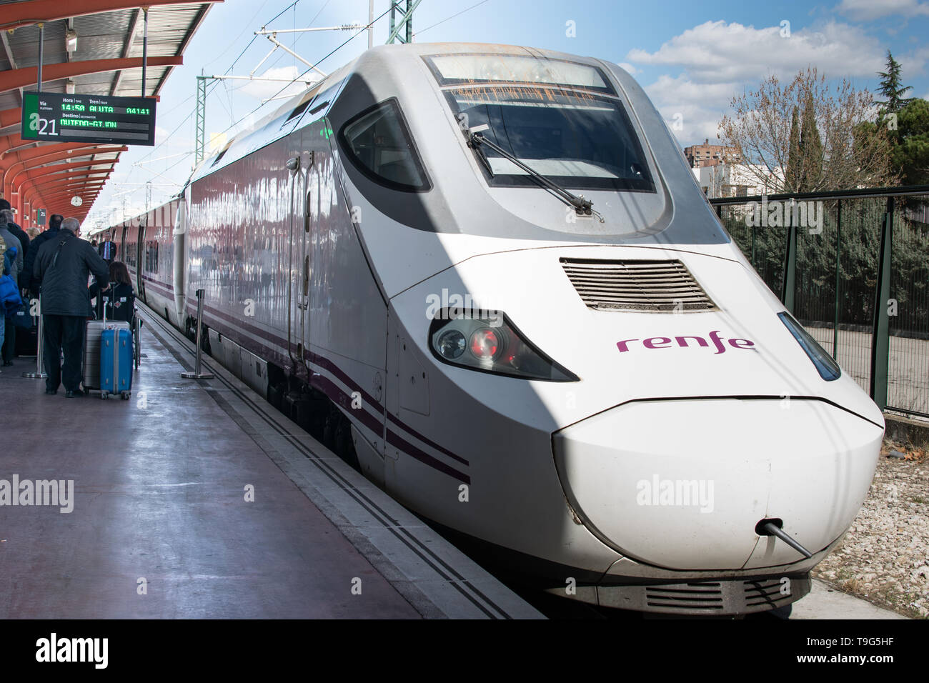 Die Passagiere über in den Zug in Spanien gehen Stockfoto