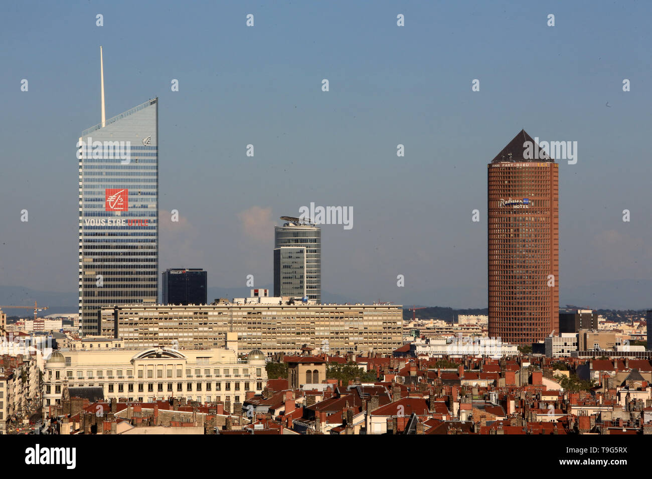 Panoramablick vom Aussichtspunkt auf den Hügel Notre Dame de Fourviere. Turm in Lyon Part-Dieu, auch Le Crayon (der Bleistift) genannt. Stockfoto