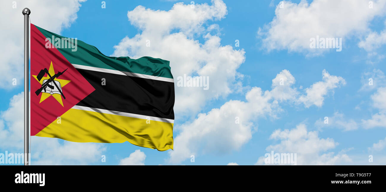 Mosambik Flagge im Wind gegen Weiße bewölkt blauer Himmel. Diplomatie Konzept, internationale Beziehungen. Stockfoto