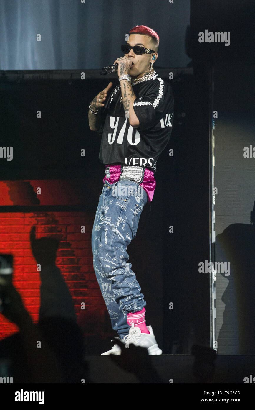 Sfera Ebbasta führt live auf der Bühne während eines Konzertes in Rom, Italien. Mit: Sfera Ebbasta Wo: Rom, Latium, Italien Wann: 17 Apr 2019 Credit: IPA/WENN.com ** Nur für die Veröffentlichung in Großbritannien, den USA, Deutschland, Österreich, Schweiz ** verfügbar Stockfoto