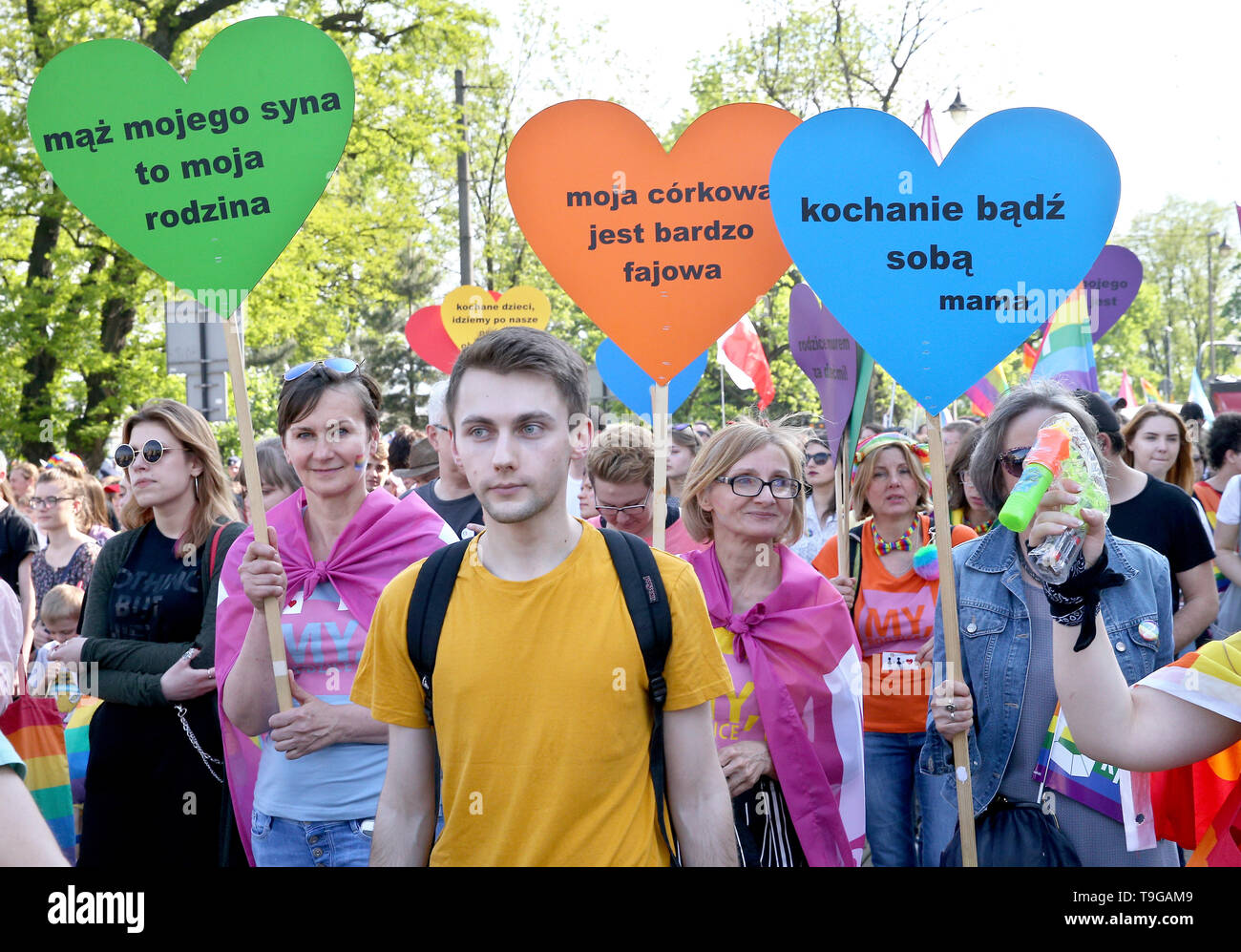 Menschen mit Rainbow Flags sind während der Gleichstellung März in Krakau gesehen. LGBT-Menschen und ihre Unterstützer zu Fuß durch die Straßen von Krakau Vielfalt und Toleranz zu feiern und sich gegen Diskriminierung und Ausgrenzung. Der März war in der Innenstadt von LGBT-Demonstranten aus der rechten Organisationen erfüllt. Stockfoto