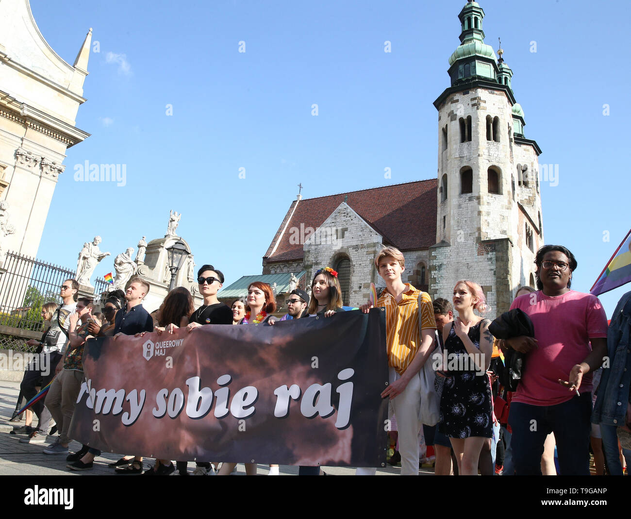 Die Menschen sind während der Gleichstellung März in Krakau gesehen. LGBT-Menschen und ihre Unterstützer zu Fuß durch die Straßen von Krakau Vielfalt und Toleranz zu feiern und sich gegen Diskriminierung und Ausgrenzung. Der März war in der Innenstadt von LGBT-Demonstranten aus der rechten Organisationen erfüllt. Stockfoto