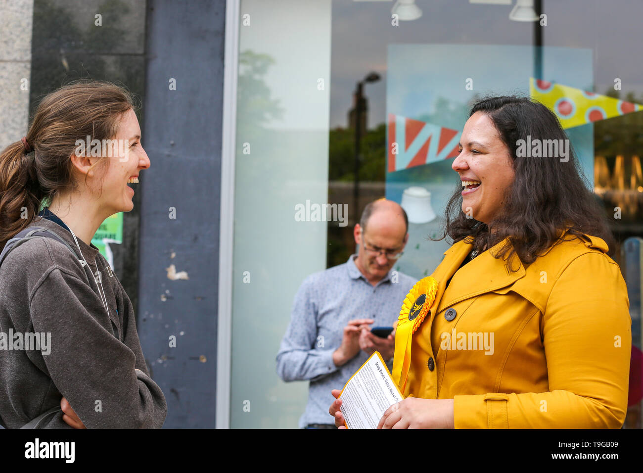 Die Fraktion der Liberalen und Demokratischen Partei Abgeordnete Kandidaten für London, Helen Kreuz zu sehen ist ein Gespräch mit einem Mitglied der öffentlichkeit während Ihrer Werbetätigkeit in Islington, London für die bevorstehenden Wahlen zum Europäischen Parlament. Stockfoto