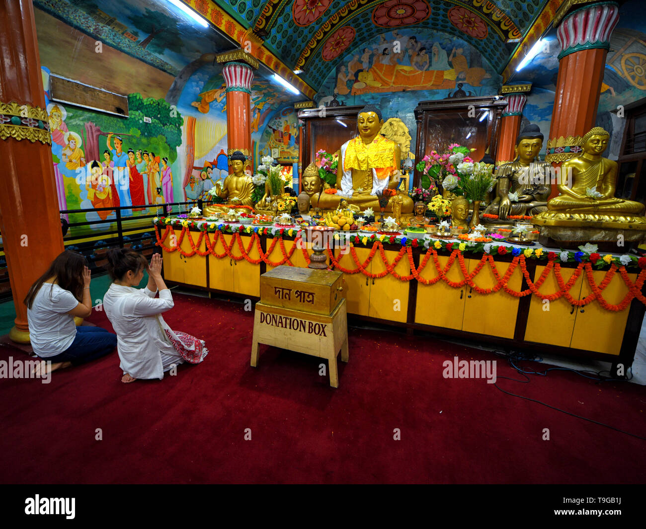 Buddhistische Anhänger sind gesehen vor einer Statue des Buddha Der Buddha Purnima Gebete beten. Buddhas Geburtstag ist ein Feiertag traditionell feierte in den meisten Ostasien die Geburt der Prinz Siddhartha Gautama oder Gautama Buddha, ist der Gründer des Buddhismus zu gedenken. Stockfoto