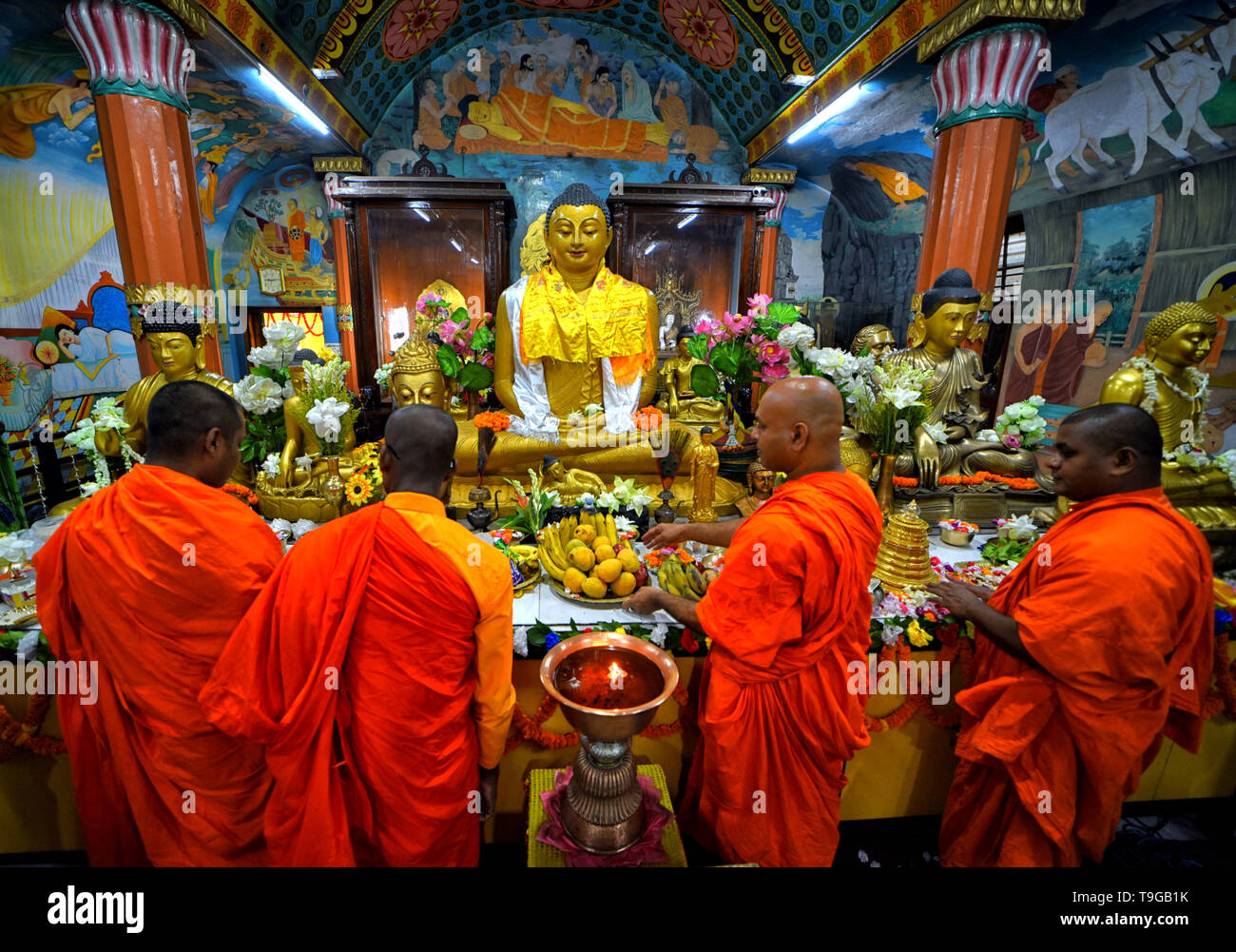 Buddhistische Mönche werden gesehen, vor einer Statue des Buddha Der Buddha Purnima Gebete beten. Buddhas Geburtstag ist ein Feiertag traditionell feierte in den meisten Ostasien die Geburt der Prinz Siddhartha Gautama oder Gautama Buddha, ist der Gründer des Buddhismus zu gedenken. Stockfoto