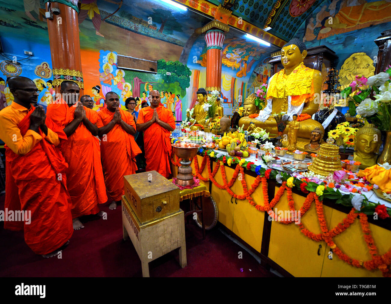 Buddhistische Mönche werden gesehen, vor einer Statue des Buddha Der Buddha Purnima Gebete beten. Buddhas Geburtstag ist ein Feiertag traditionell feierte in den meisten Ostasien die Geburt der Prinz Siddhartha Gautama oder Gautama Buddha, ist der Gründer des Buddhismus zu gedenken. Stockfoto