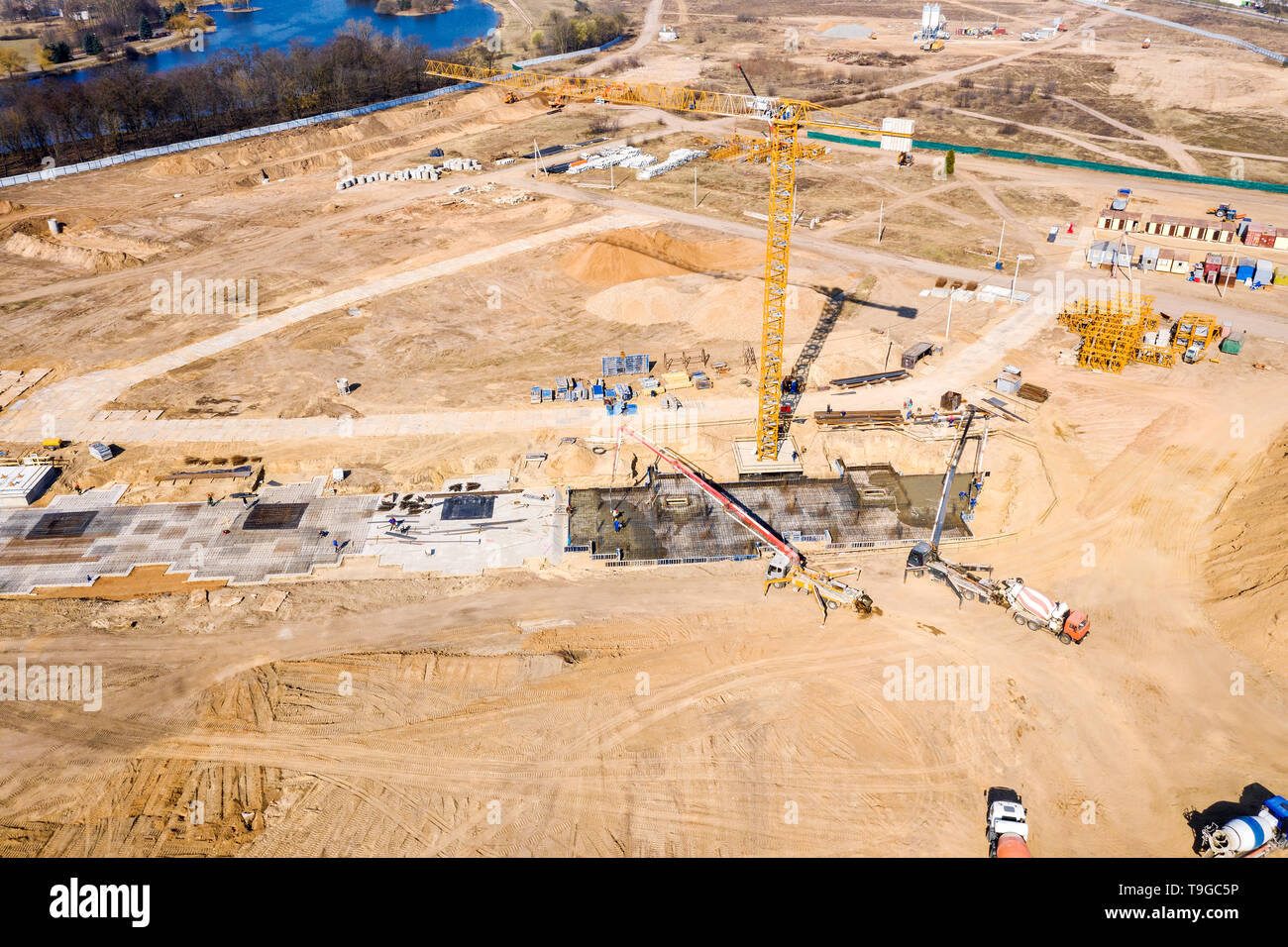 Luftbild der Baustelle. schwere industrielle Maschinen auf der Baustelle arbeiten. Bau einer Stiftung von Gebäude Stockfoto