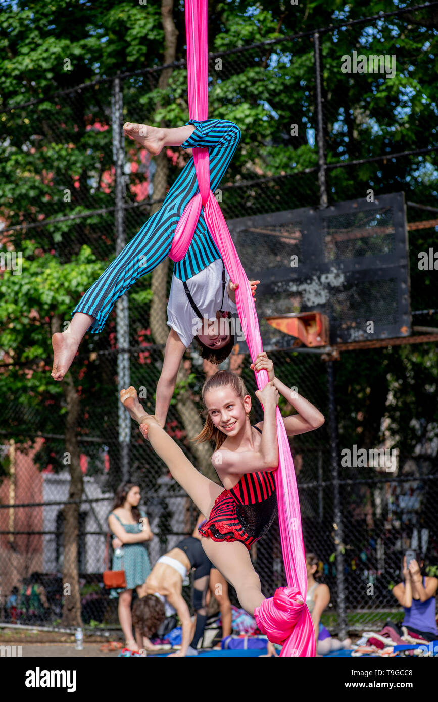 Akrobatische Darsteller mit den 13'th Jährliche Dance Parade und Festival, 18. Mai 2019, Tompkins Square Park, NYC Stockfoto