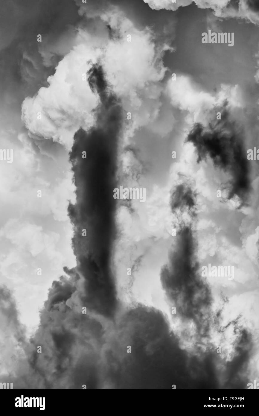 Abstrac Formen der Luftmassen bilden komplexe Wolken bei Sturm hoch in den Himmel wie eine Mischung aus dunklen und hellen. Stockfoto