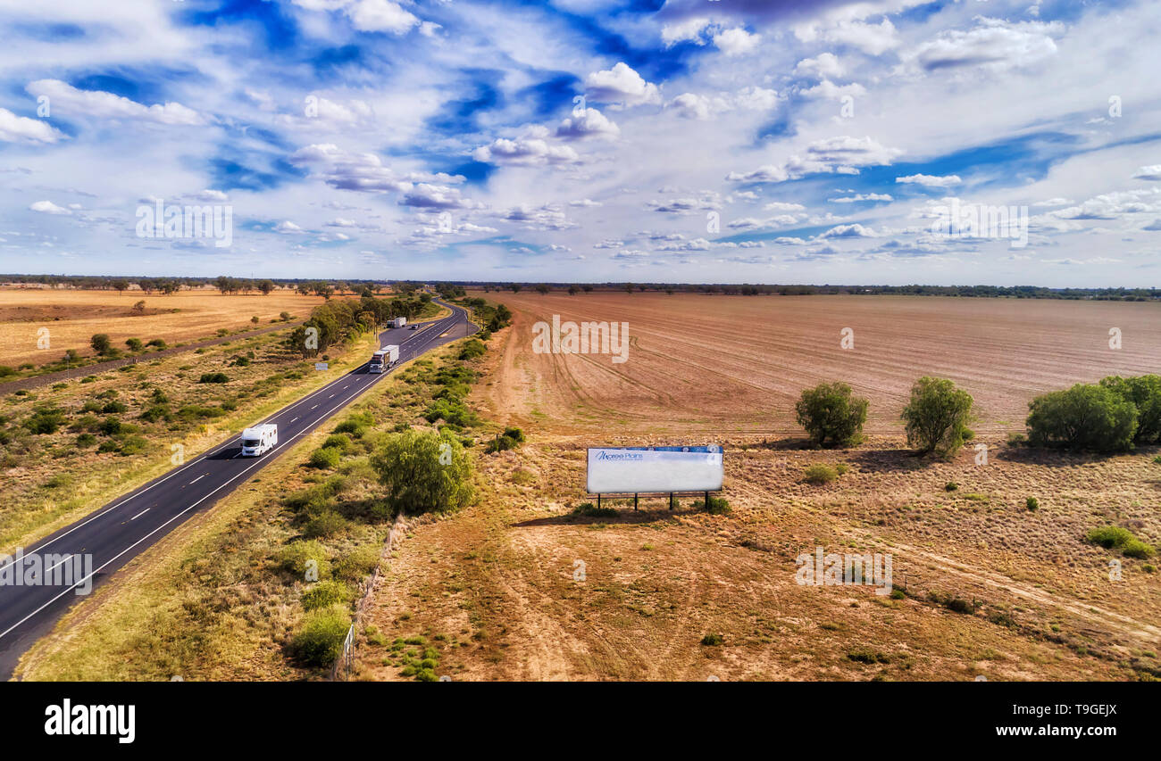Flache kultiviert argiculture Ebenen entlang Newell Highway um Moree regionalen ländlichen Stadt auf artesische Becken in NSW Outback, Australien. Stockfoto