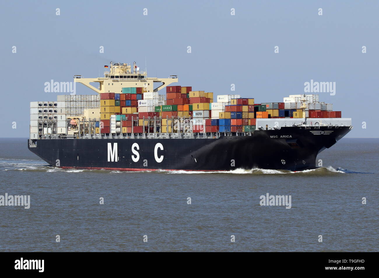 Das containerschiff MSC Arica geht am 15. April 2019 Cuxhaven und weiter in den Hafen von Hamburg. Stockfoto