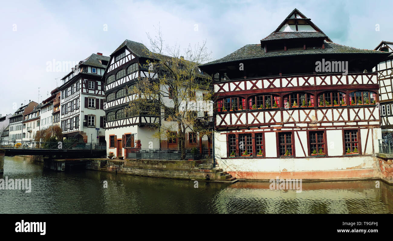 Traditionelles Fachwerk Häuser, Fachwerk Architektur auf der malerischen Grachten in La Petite France, dem mittelalterlichen Märchenstadt von Straßburg, UNESCO Stockfoto