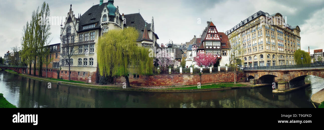 Schöner Frühling Panorama der Stadt Straßburg vor internationalen Lyceum des Pontonniers Canal du Faux-Rempart, Quai Lezay-Marnesia. Stockfoto