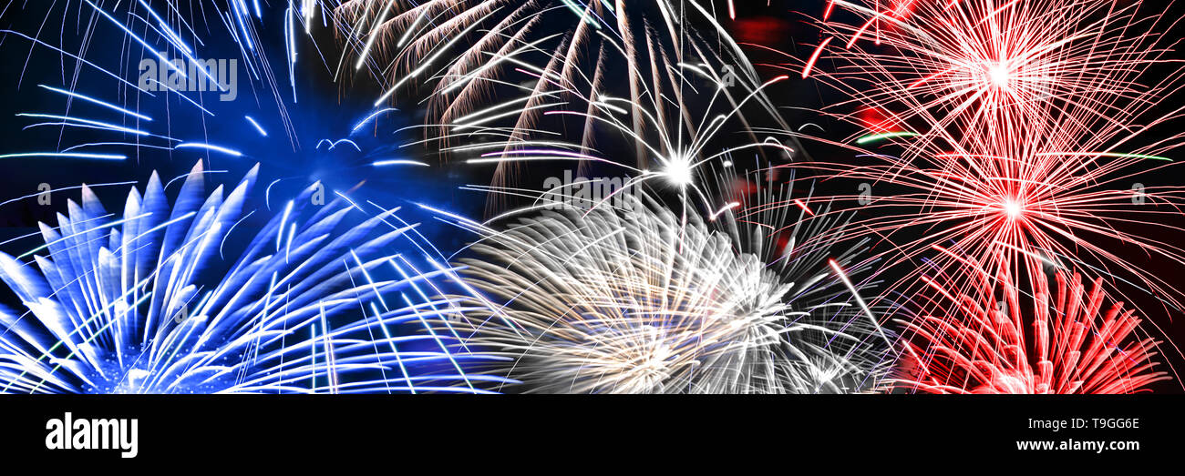 Blau Weiß und Rot Feuerwerk Panoramablick Hintergrund Stockfoto
