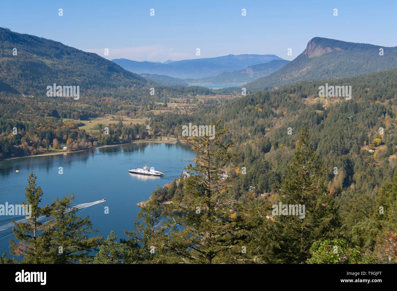 Fulford Harbour, Salt Spring Island, BC Ferry an der Laderampe anreisen. Mt. Maxwell auf der rechten Seite. Stockfoto