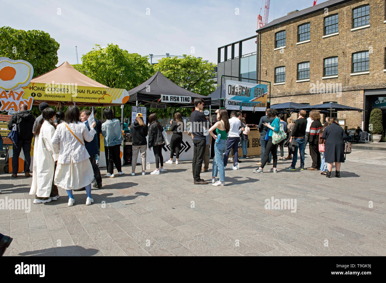 Imbissstände einschließlich Jaaa Jaaa und Da Fish Ting mit Menschen vor queuing Getreidespeicher Square Kings Cross, London Borough von Camden England Großbritannien UK Stockfoto