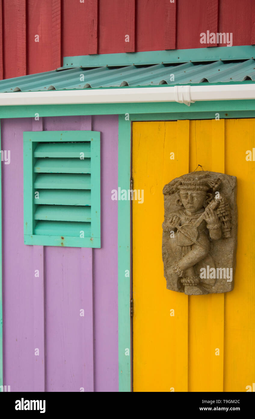 Bunte Farbe Anwendungen und Maya Relief, König Lewey's Island Resort, Belize Stockfoto