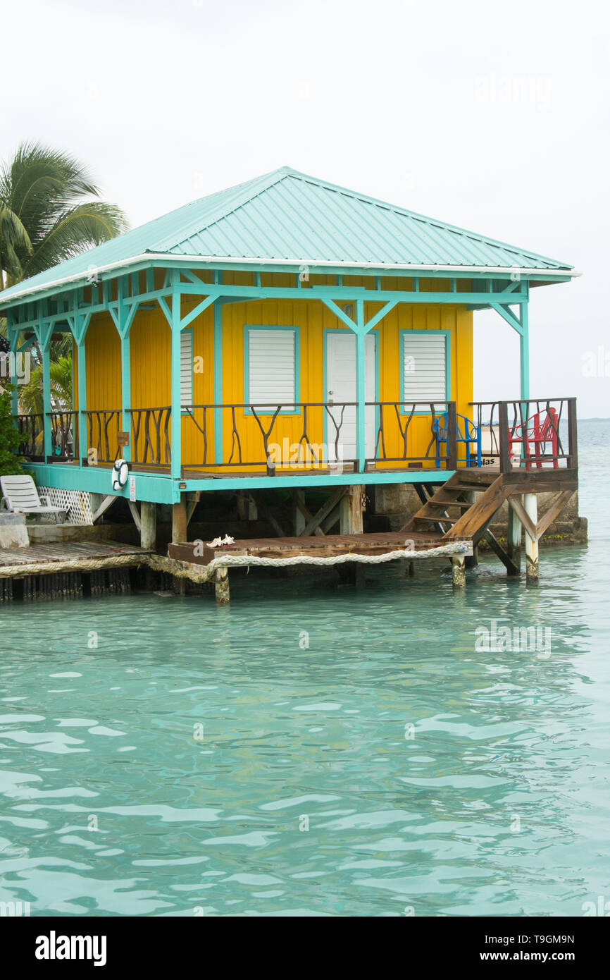 Bunte Kabinen und Palmen am idyllischen König Lewey's Island Resort, Belize Stockfoto