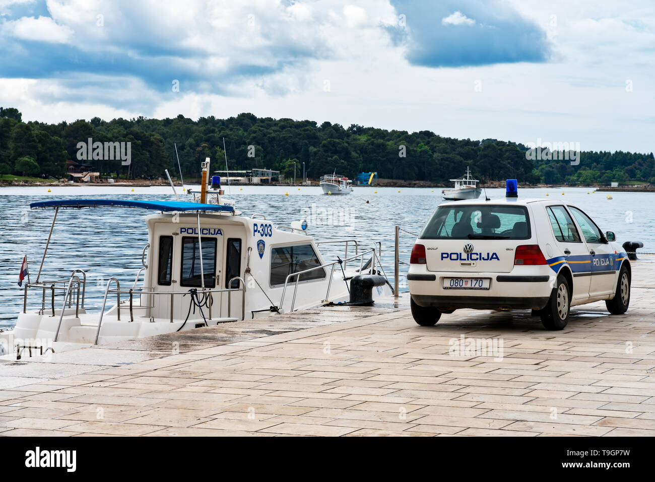 Porec, Kroatien, 04.05.2019: Polizei Boot (Policija) und Polizei Auto, auch bekannt als Hrvatska Policija oder MUP, in den Hafen von Porec geparkt Stockfoto