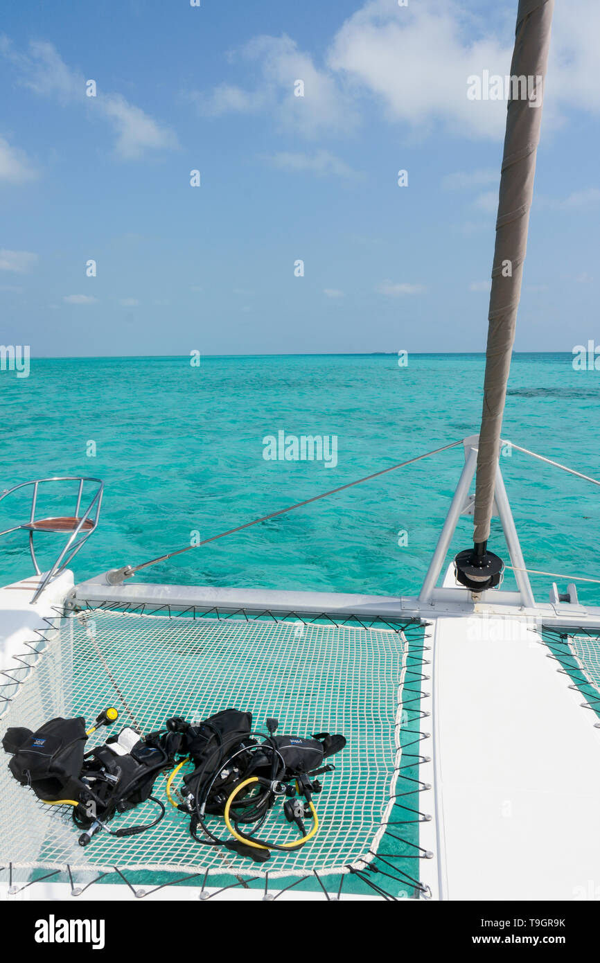 Kreuzfahrt auf Katamaran mit Tauchausrüstungen, auf der Innenseite der Belize Barrier Reef, eine Reihe von Korallenriffe an der Küste von Belize Stockfoto