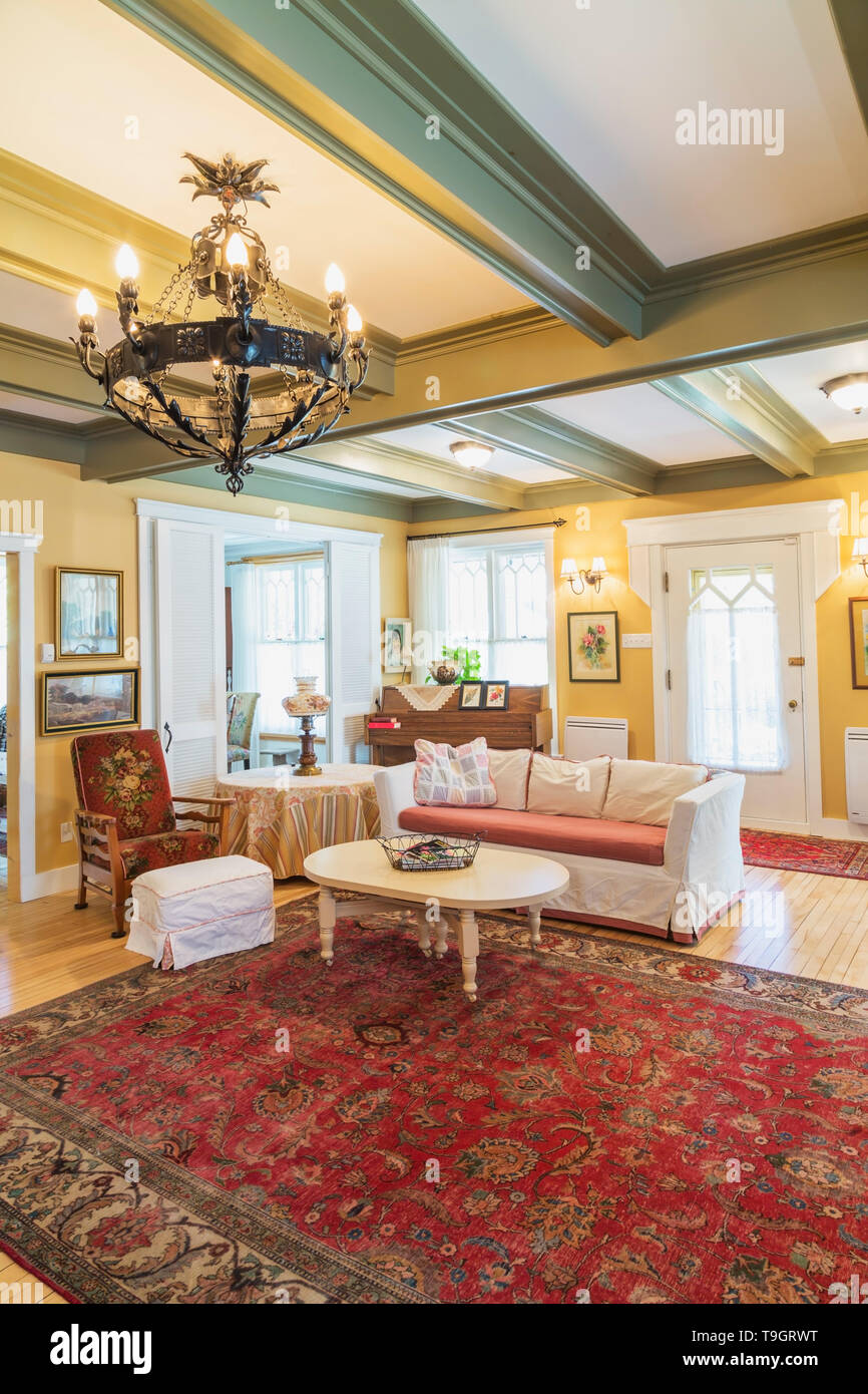 Red Velvet Tuxedo Schlafsofa Gepolsterten Sessel Weiss Lackierten Holz Couchtisch Im Wohnzimmer Mit Rotem Teppich Und