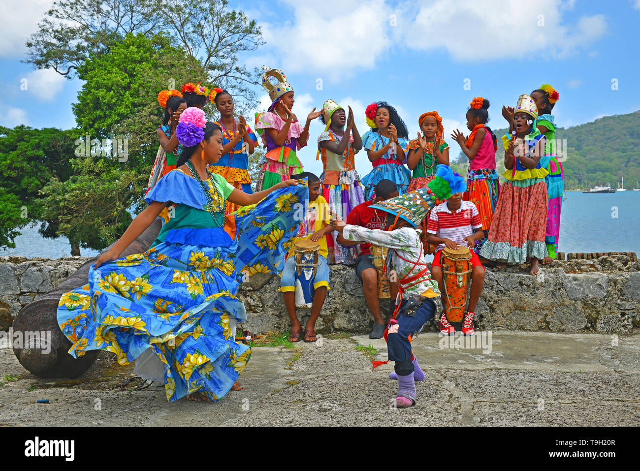 Junge Panama die traditionelle Kongo Tanz in traditioneller Kleidung mit Musik instrumente in einem spanischen Festung, Portobelo, Panama. Stockfoto