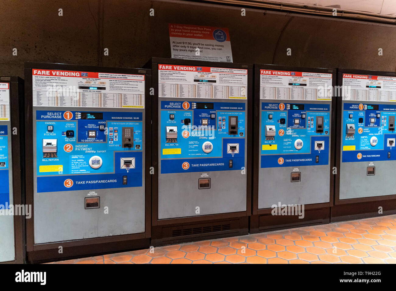 Washington, DC - 9. Mai 2019: Tarif Automaten innerhalb eines Washington DC Metro Station ermöglichen es Kunden, Smart Cards und Pässe zu kaufen Stockfoto