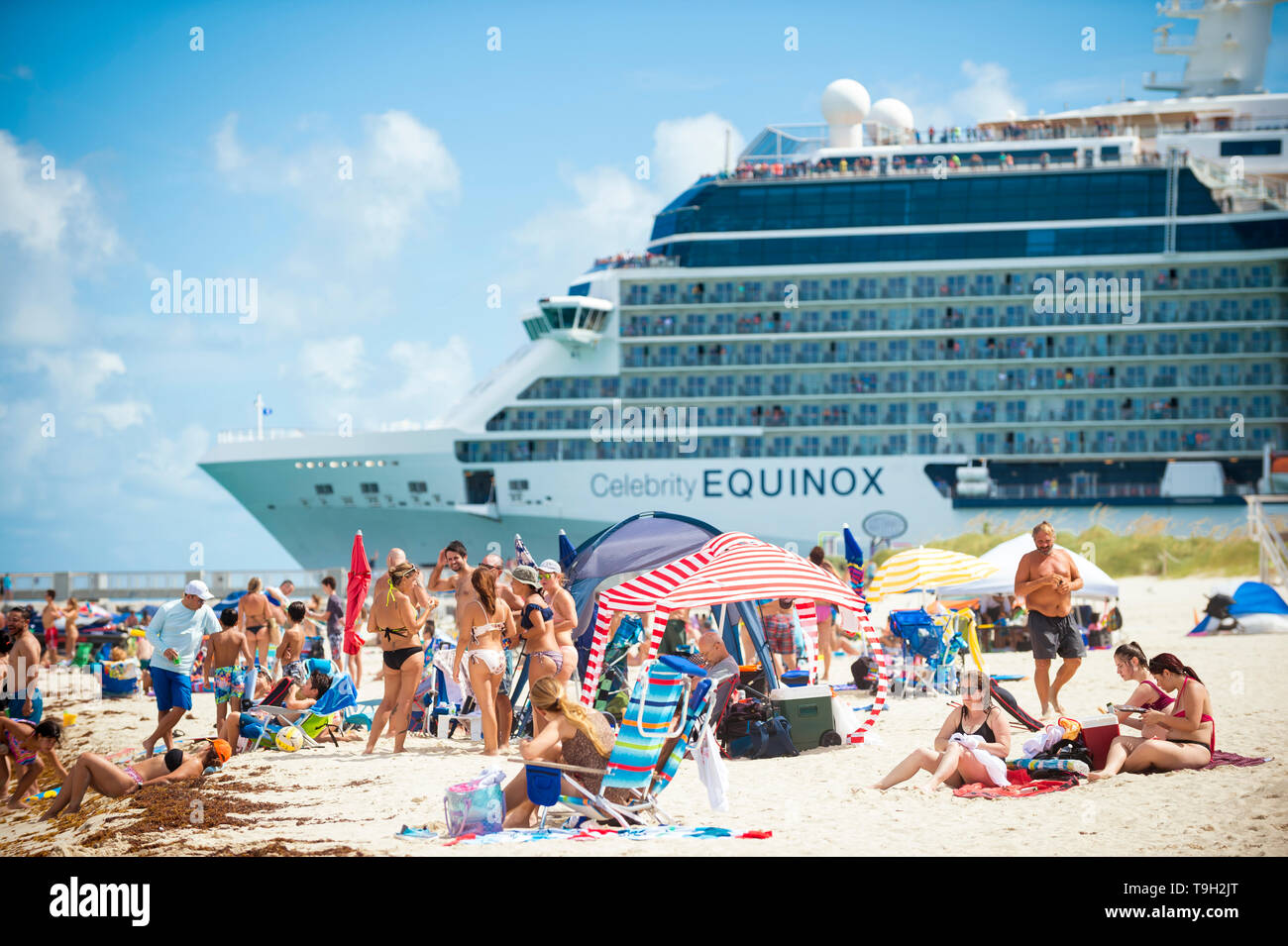 MIAMI - Juni, 2018: Die Celebrity Equinox Kreuzfahrt Schiff fährt South Pointe Park in South Beach wie er fährt PortMiami, der Belebtesten der Kreuzfahrtschiffe. Stockfoto