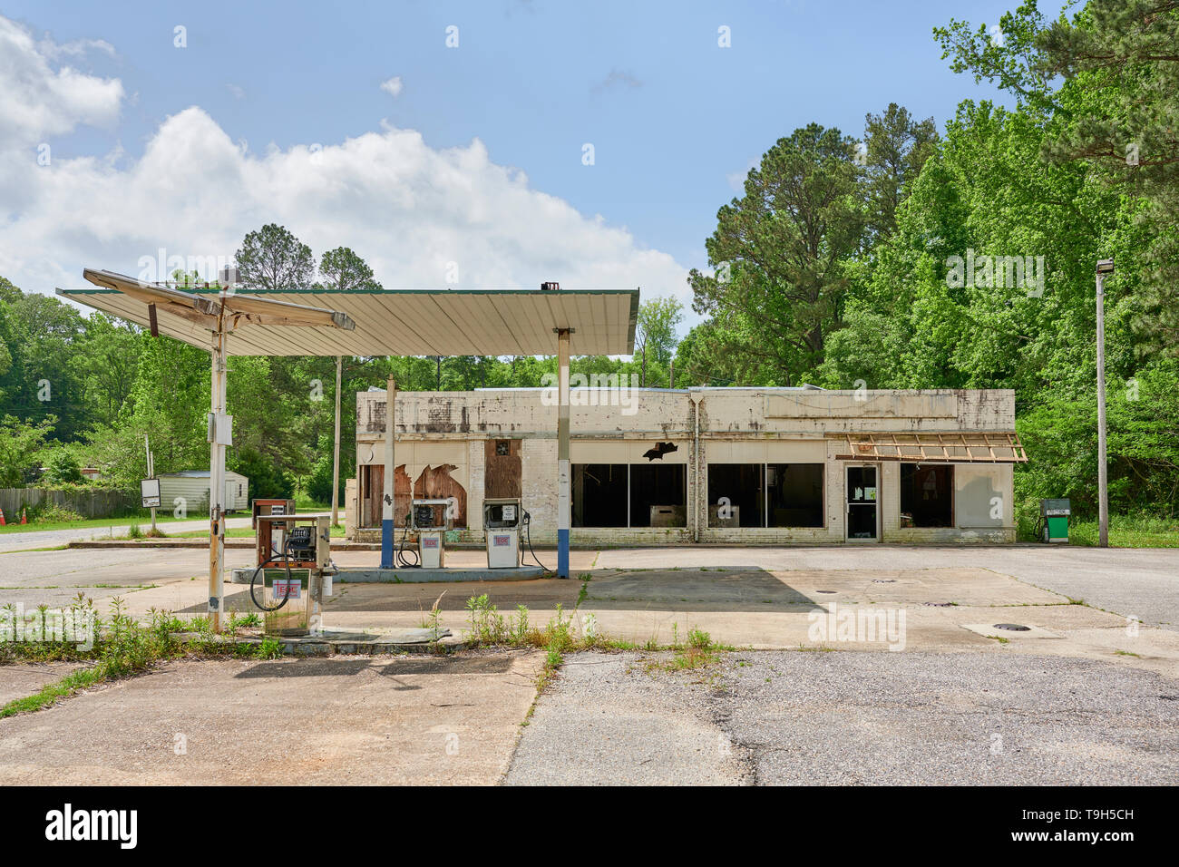 Eine alte geschlossen und verlassene Tankstelle, oder Service Station, entlang einer Landstraße in ländlichen Alabama, USA. Stockfoto
