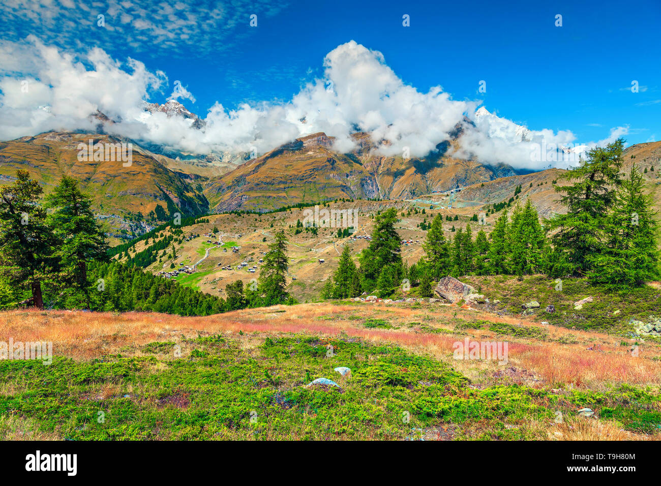 Atemberaubende alpine Landschaft mit malerischen Orten und Bergdörfer, Zermatt, Schweiz, Europa Stockfoto