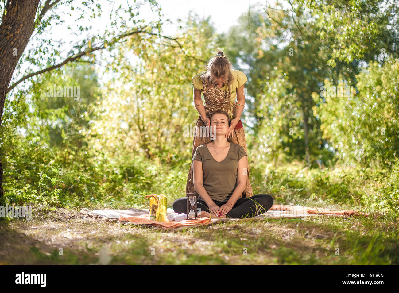 Massage professionelle Massage impliments ihre Fähigkeiten in der Natur. Stockfoto